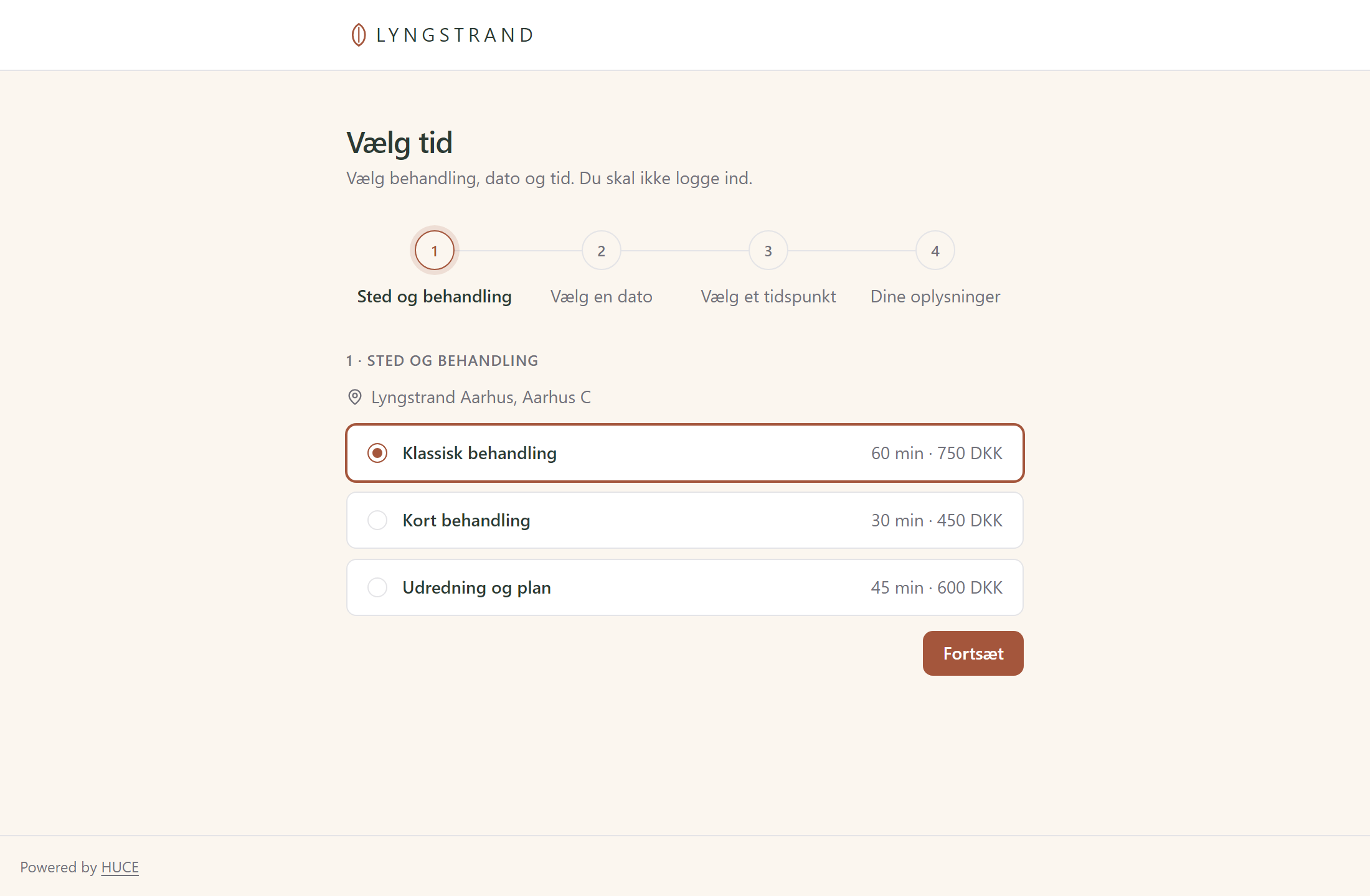 Første trin på bookingsiden: klinikkens adresse og tre behandlinger med varighed og pris, hver med en radioknap.